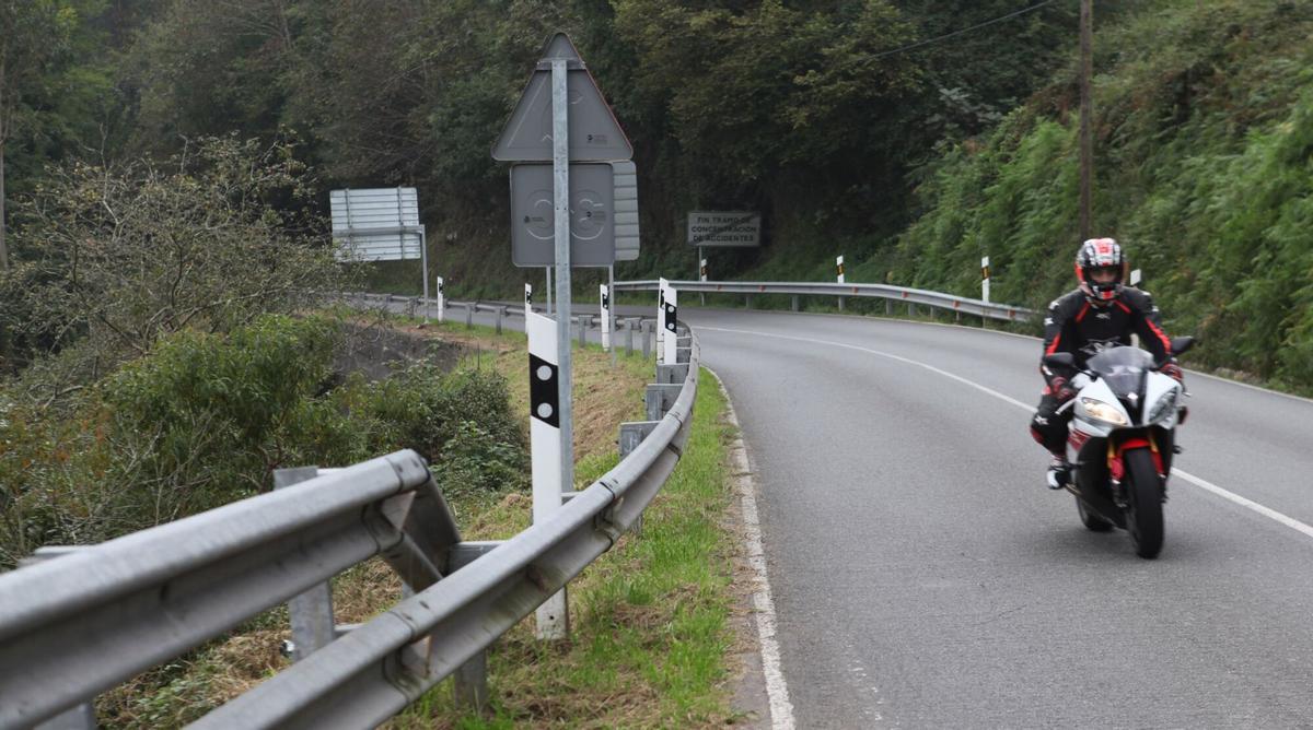 MOTOCICLETA CIRCULANDO POR LA CARRETERA NACIONAL 632, ENTRE GIJON Y VILLAVICIOSA. CARRETERAS PELIGROSAS.