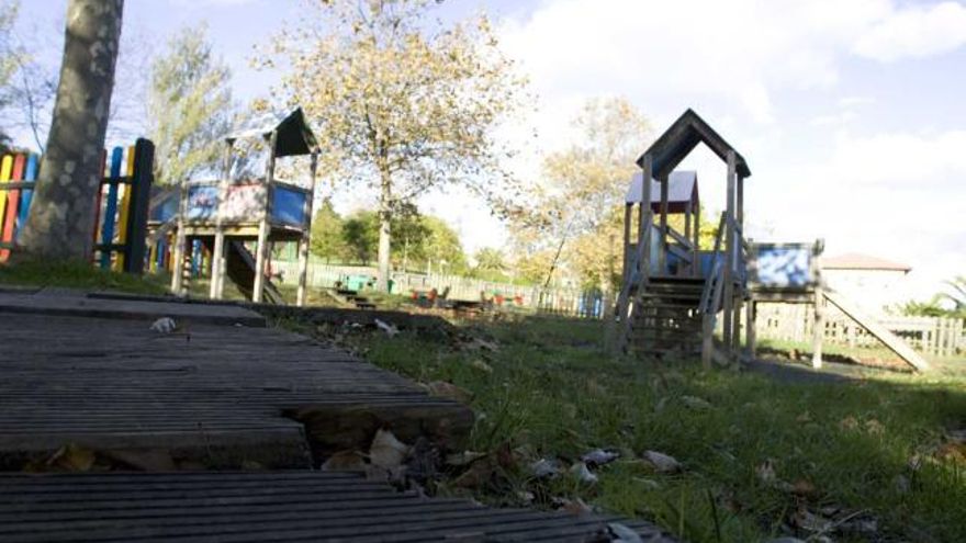 Un parque a pie de playa sumido en el abandono