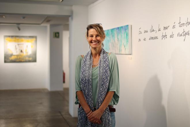 Júlia Ribas frente a varias obras de la exposición 'L'illa interior'.