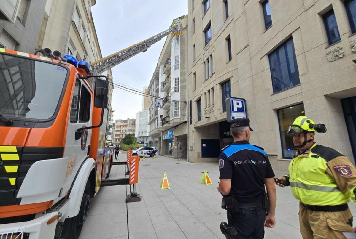 Policía Local y Emergencias, durante el operativo. |   // M. MÉNDEZ