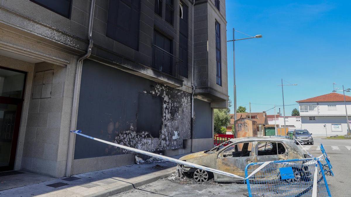 El coche calcinado en el incendio de Cambados.