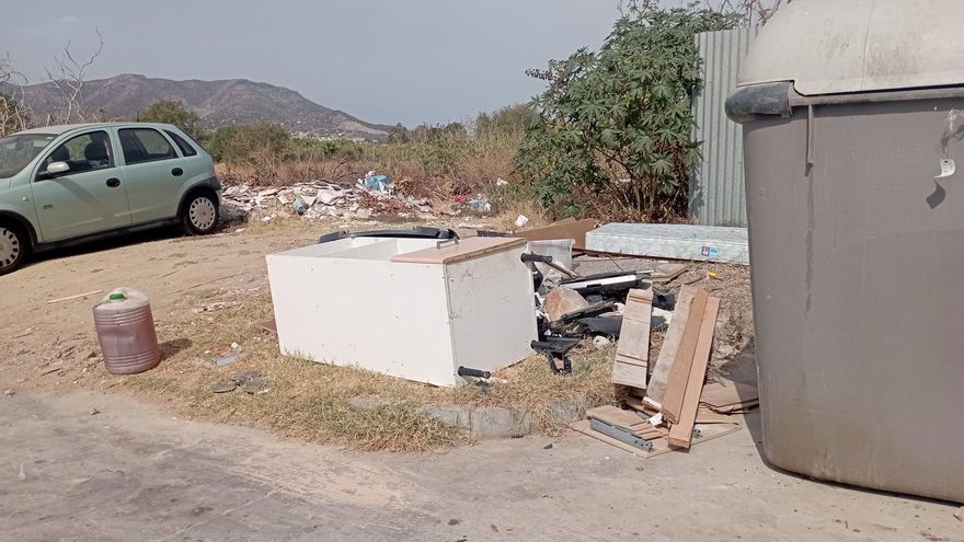 Islas de basura en la barriada de San Julián