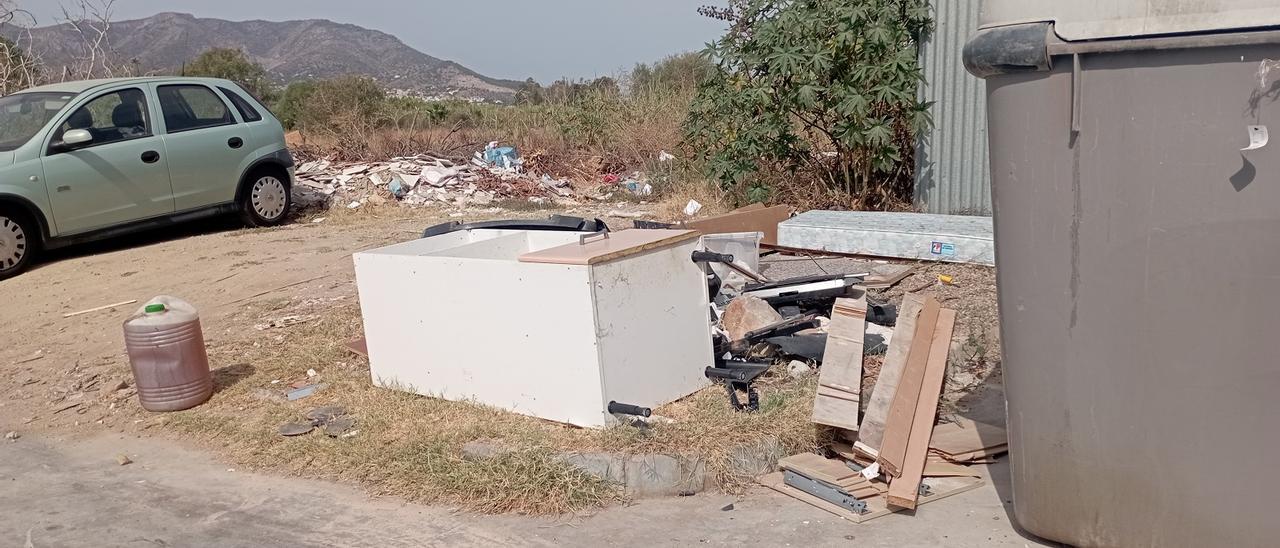 Muebles, aceite, escombros y basuras varias en una de las zonas para contenedores de San Julián, el pasado martes.