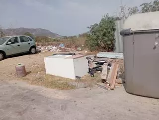 Islas de basura en la barriada de San Julián