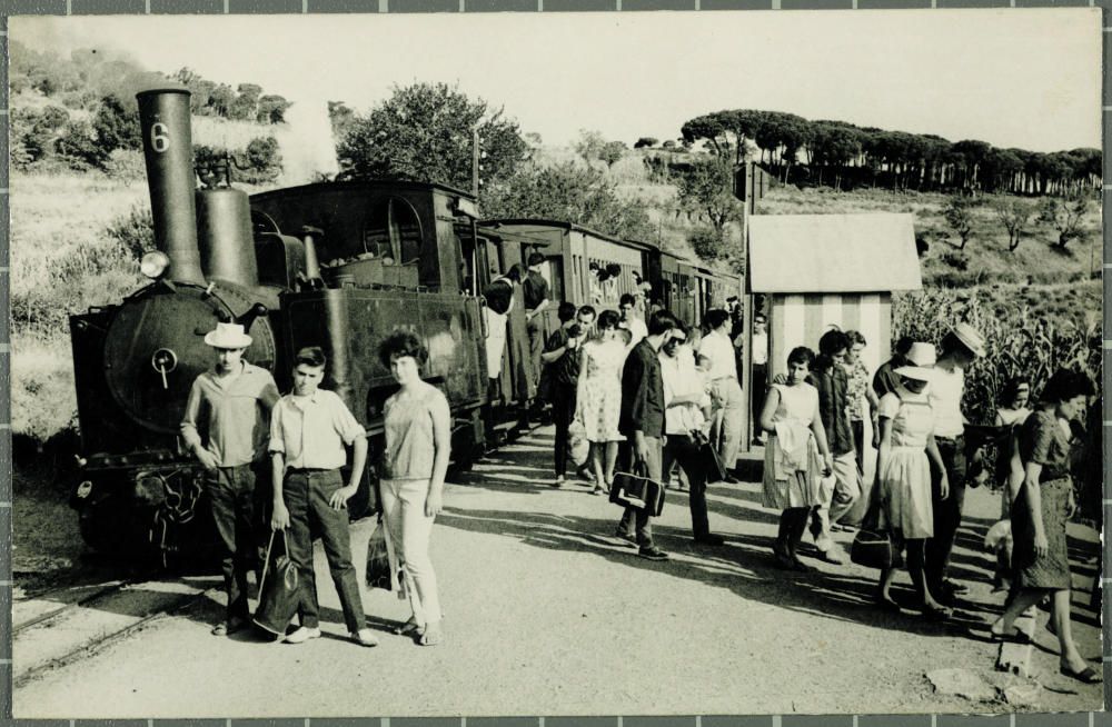 Viatgers del carrilet de la línia Girona - Sant Feliu de Guíxols al baixador de S'Agaró la segona meitat dels anys 60