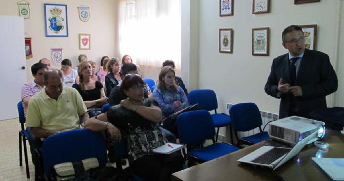 Víctor Cabal Díaz -a la derecha-, impartiendo ayer el curso a los empresarios en una de las aulas del polideportivo riosellano.