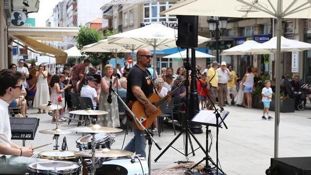 El grupo toca en la calla Calvo Sotelo durante las fiestas, antes de adquirir el boleto ganador. | CONCELLO A ESTRADA