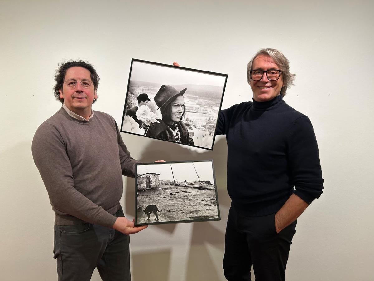 Francesc Polop entrega a Carlos Cuadros la donación.