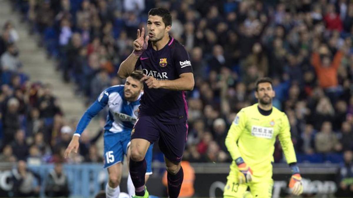 Suárez celebra uno de sus goles en el RCDE Stadium