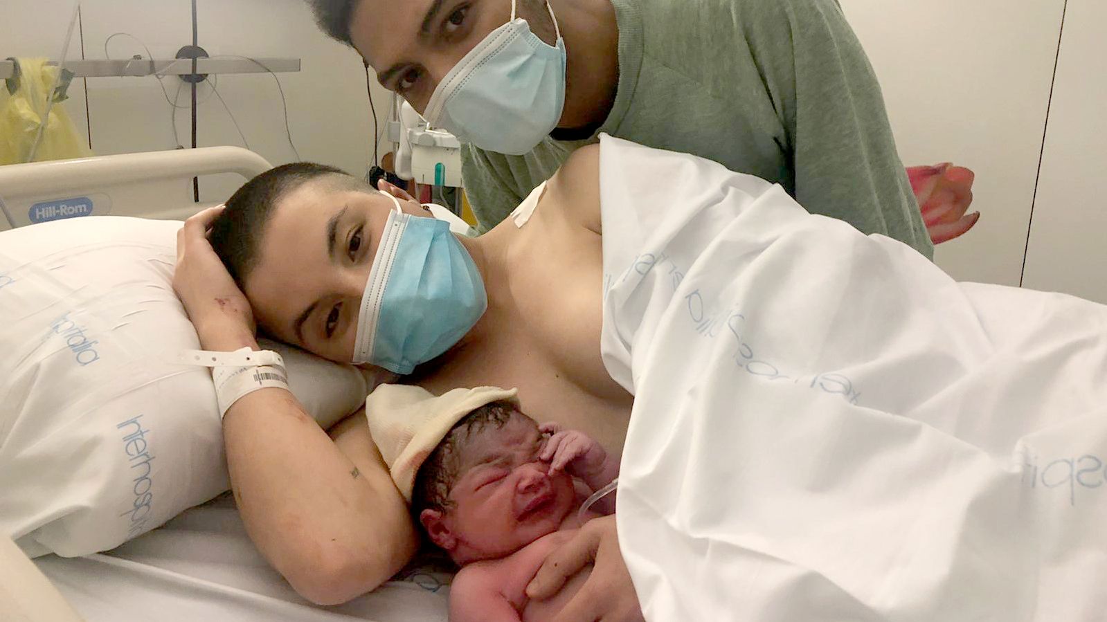 Alexa, el primer bebé de 2022 en Catalunya, con sus padres Valentina y Alexander.