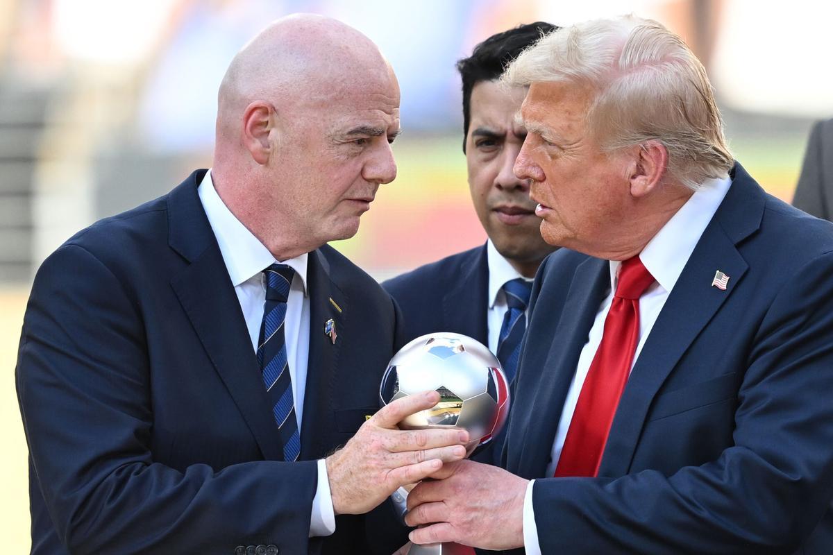 (Foto de ARCHIVO) FILED - 13 July 2025, US, East Rutherford: FILE PHOTO - US President Donald Trump (R) and FIFA President Gianni Infantino hold the trophy during the award ceremony following the FIFA Club World Cup final between Chelsea FC and Paris Saint-Germain at MetLife Stadium. Photo: Sven Hoppe/dpa 13/07/2025 ONLY FOR USE IN SPAIN. Sven Hoppe/dpa;---;soccer;sports;football;US President Donald Trump and FIFA President Gianni Infantino