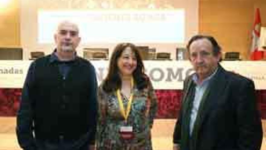 Somoza (derecha) con César Millán y Ángélica Tanarro, antes de su ponencia en las Cortes. Foto Ical