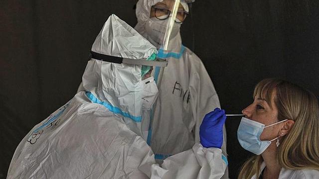Una imagen de pruebas de PCR en el Hospital General de Elche el pasado mes de junio. ANTONIO AMORÓS