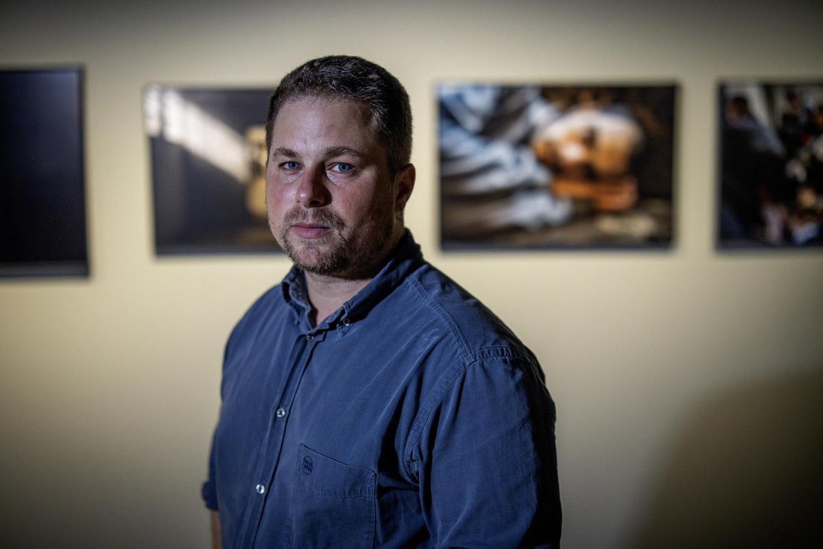 Exposición World Press Photo 2025 en el CCCB. En la foto, Samuel Nacar, ganador del World Press Photo en Reportajes Gráficos.