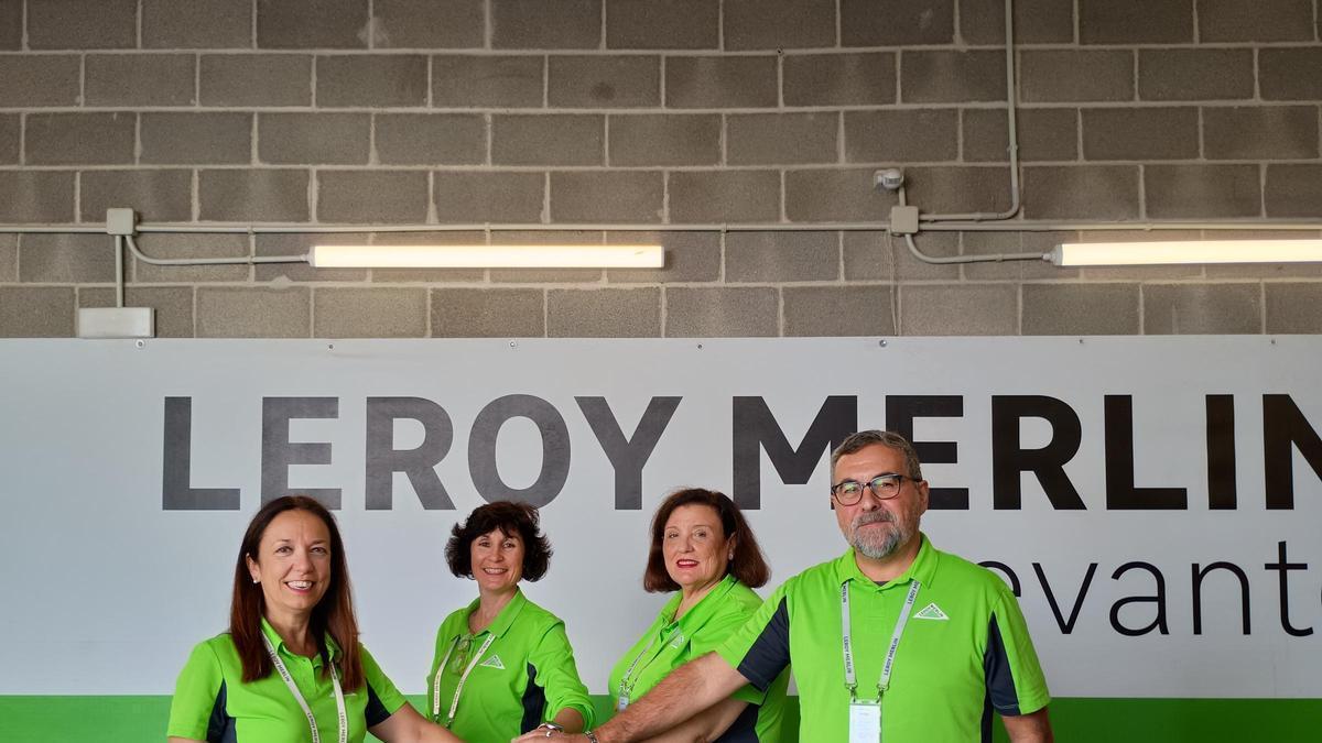 Un grupo de formadores sénior en Leroy Merlin.