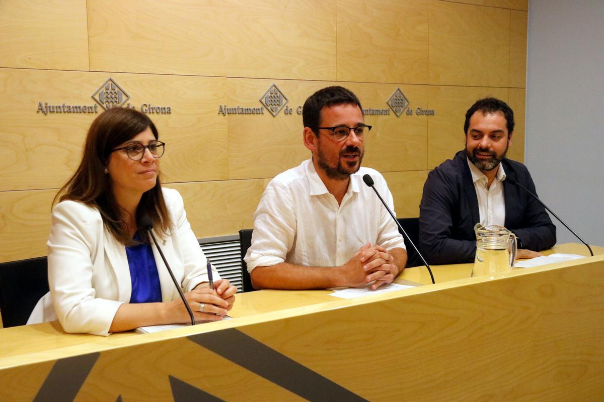 La vicealcaldessa Gemma Geis, l'alcalde Lluc Salellas i el tinent d'alcaldia Quim Ayats, durant la valoració dels 100 dies de govern a Girona
