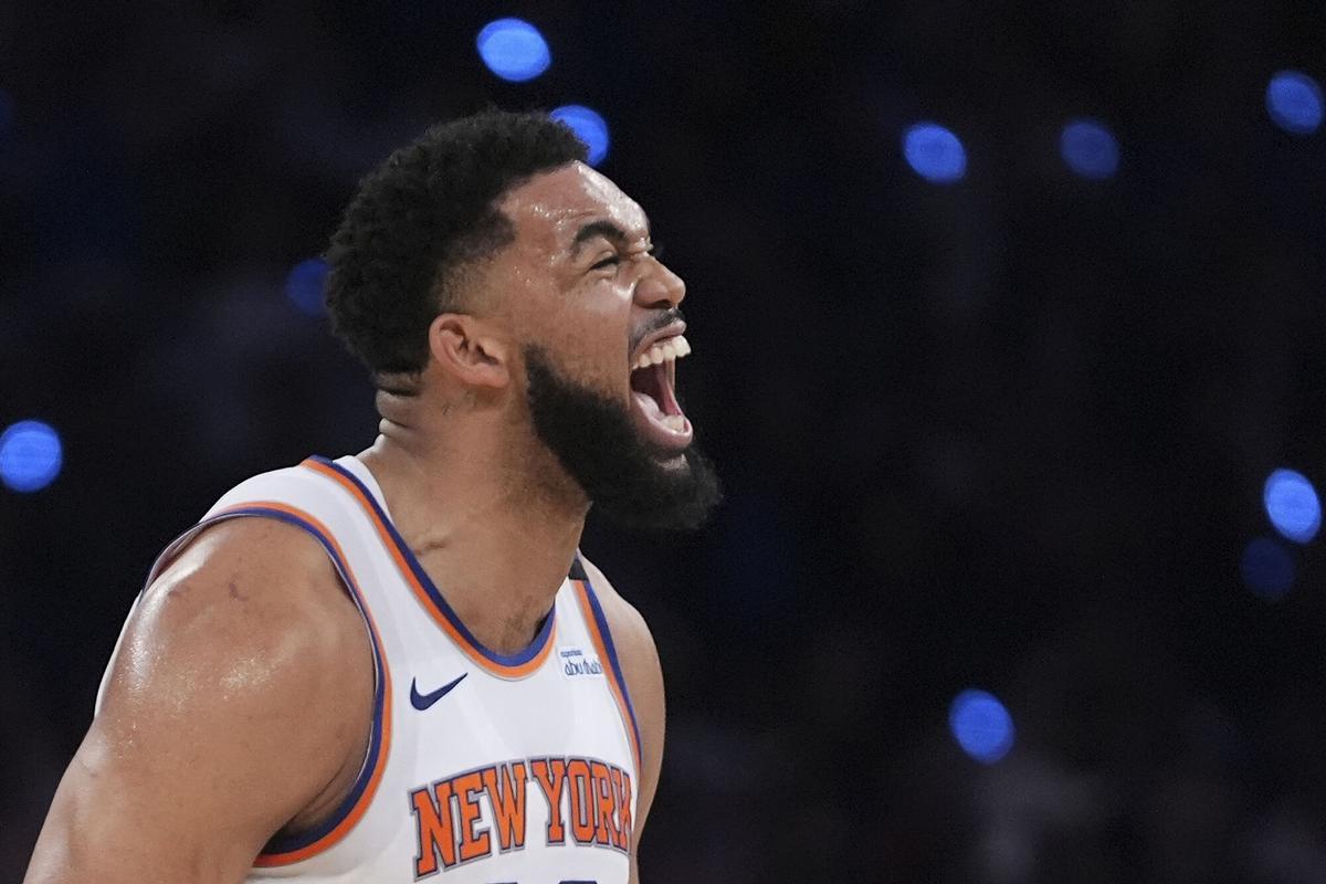 New York Knicks center Karl-Anthony Towns (32) reacts during the fourth quarter of Game 1 of the NBA basketball Eastern Conference final against the Indiana Pacers, Wednesday, May 21, 2025, in New York. (AP Photo/Frank Franklin II) Associated Press/LaPresse. EDITORIAL USE ONLY/ONLY ITALY AND SPAIN