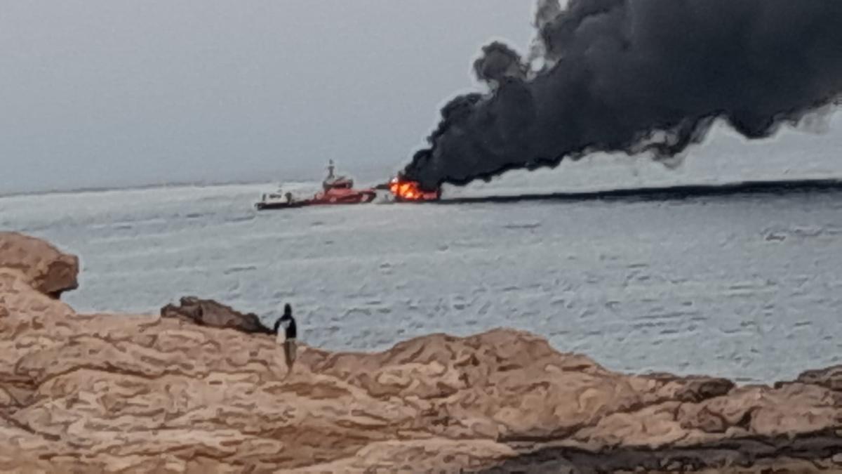 Incendio de una lancha cerca de s'Illa Negra en Ibiza