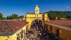 Vista del Arco de Santa Catalina, en Antigua, Guatemala(1)