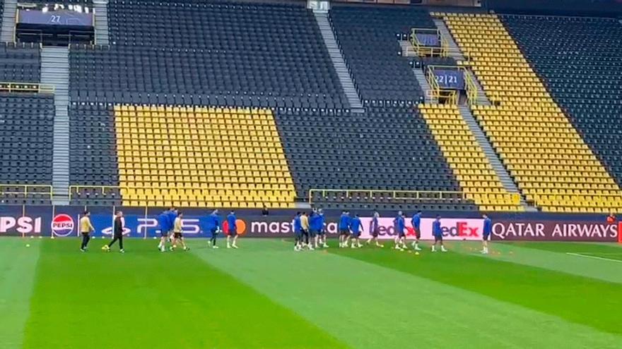 El Barça entrena en el Signal Iduna Park antes del partido frente al Dortmund