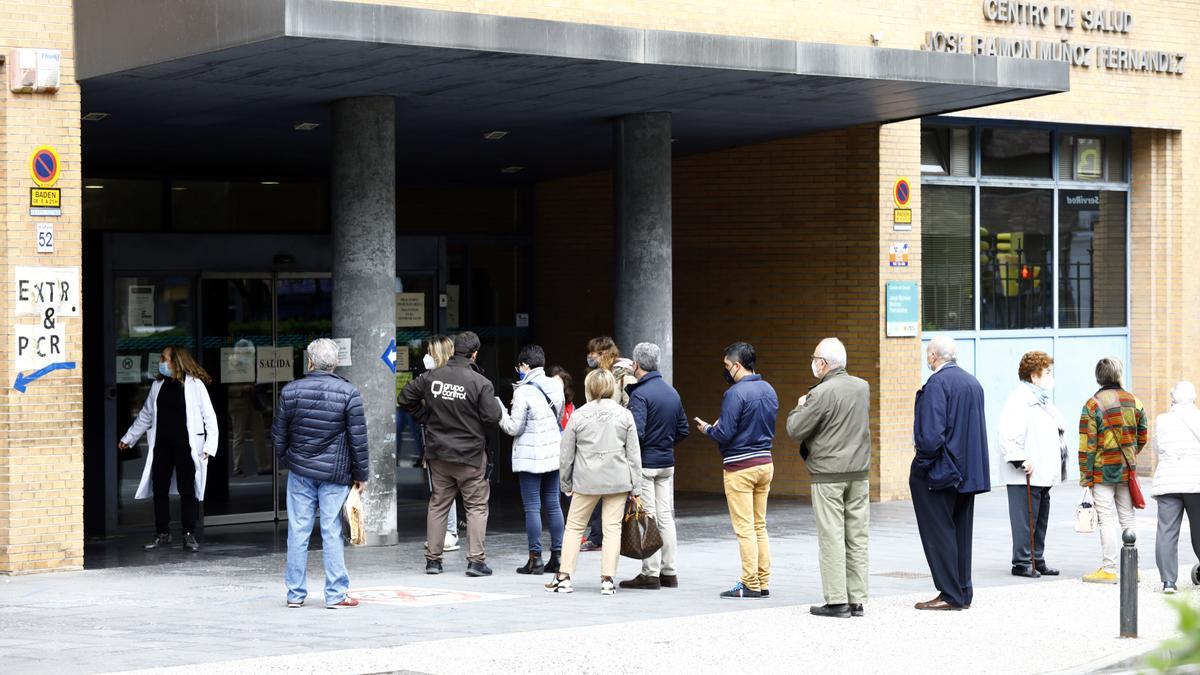 Filas a las puertas del centro de salud de Sagasta, en Zaragoza.