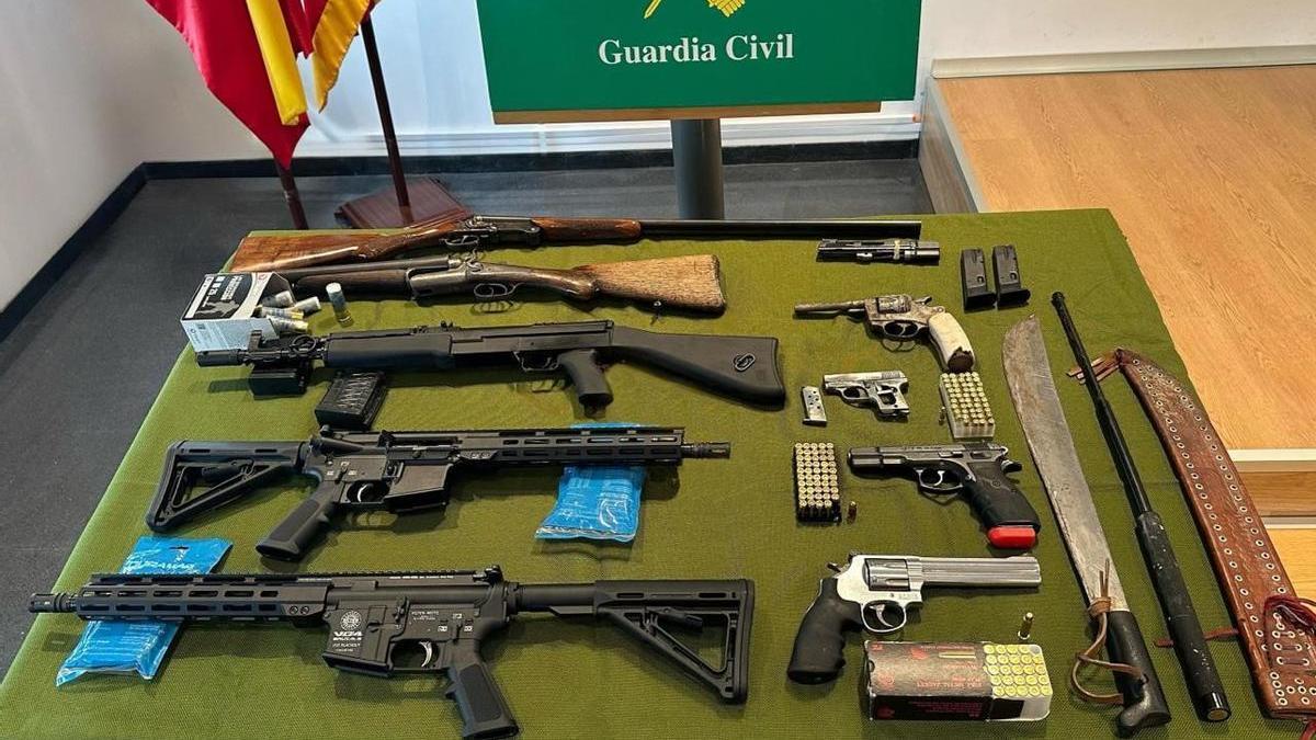 Imagen de las armas intervenidas en la operación