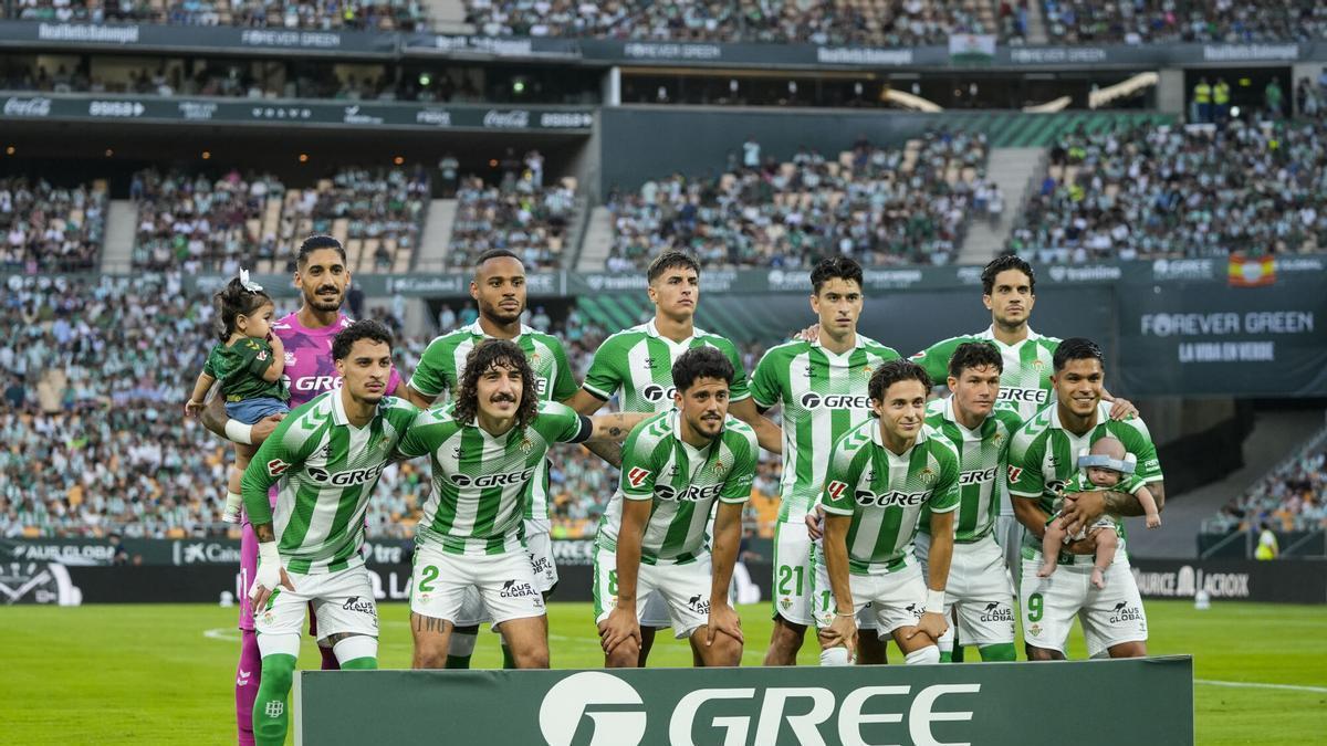 Los jugadores del Betis posan en la previa del partido de la jornada 2 de Liga frente a la Real Sociedad en la Cartuja