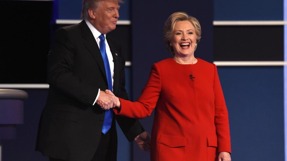 Trump y Clinton se saludan al final del primer debate de candidatos, el lunes en Nueva York.