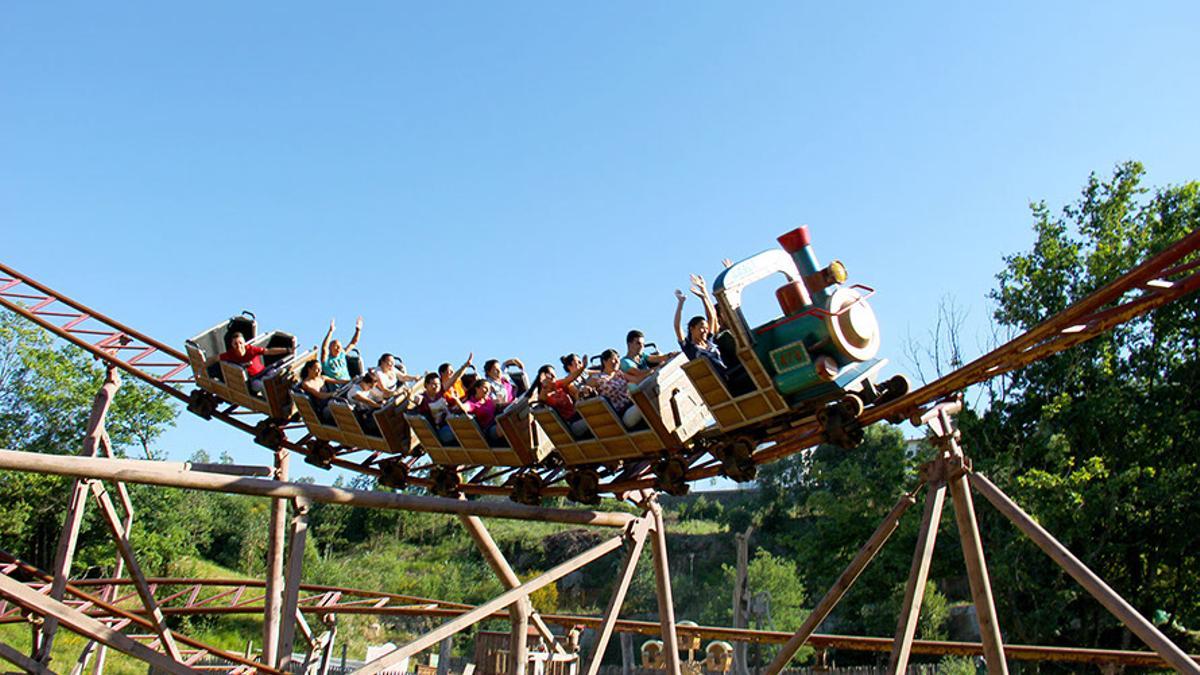 Montaña rusa del parque de atracciones Magiklanda.