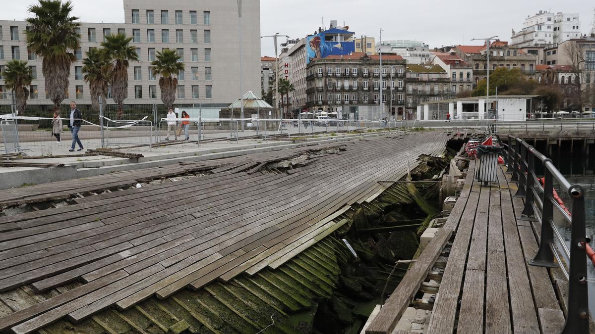 Estado de la zona colapsada del paseo de As Avenidas días después del accidente