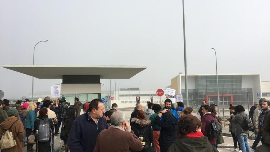 Imagen de la concentración celebrada ayer a las puertas de la cárcel de Archidona.