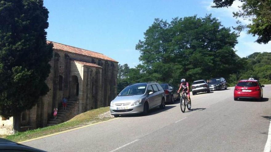 Muchos turistas aparcan en las cunetas, a pesar de la prohibición