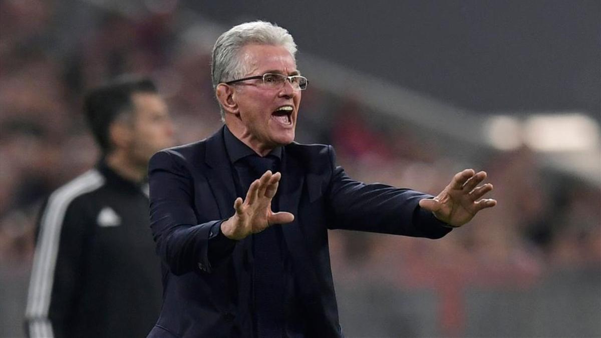 Heynckes dando indicaciones durante un partido ante el Madrid