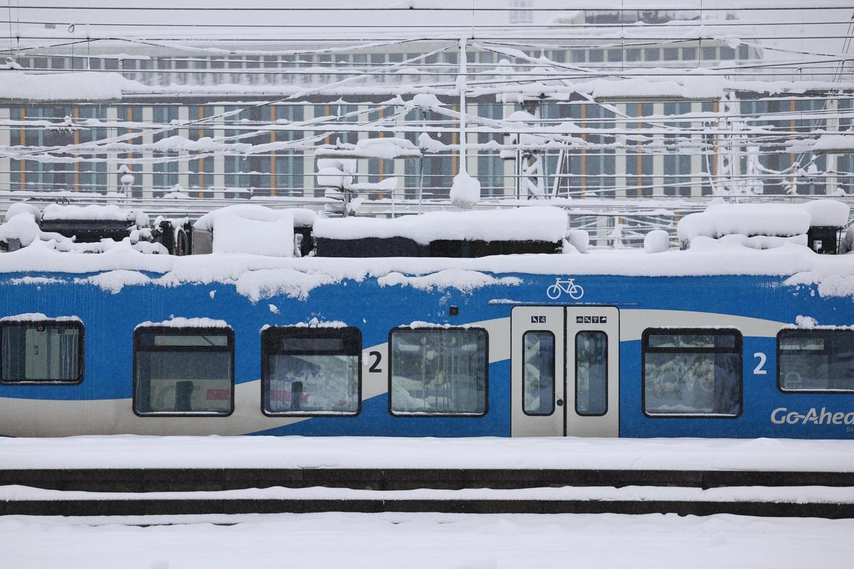 Un tren cubierto de nieve en la estación central de Munich.