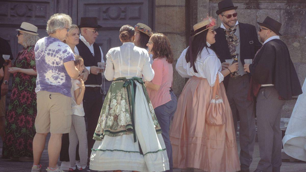 Personas vestidas de época evocando 1856, este sábado en Conxo.