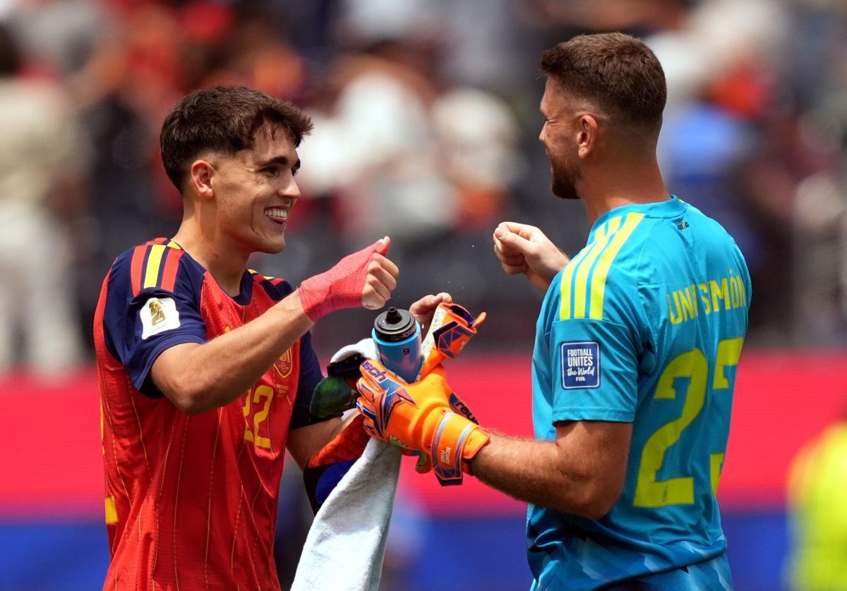 INGLEWOOD (United States), 02/07/2026.- Goalkeeper Unai Simon of Spain (R) and Pau Cubarsi of Spain celebrate winning the FIFA World Cup 2026 Round of 32 match Spain against Austria, in Los Angeles, USA, 02 July 2026. (España) EFE/EPA/SCOTT STRAZZANTE