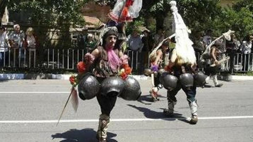 Jóvenes disfrazados en la fiesta ortodoxa búlgara &quot;Sirni Zagovezni&quot;. Los búlgaros ortodoxos celebran una de las fiestas eclesiásticas más divertidas, el rito por el que los jóvenes piden perdón a sus padres y abuelos por los pecados que han cometido durante el año y que los enamorados lancen flechas ardiendo contra las casas de sus mozas para enardecer su corazón. &quot;Sirni Zagovezni&quot; es una fiesta sin fecha fija y se celebra cada año, siete semanas antes de Pascua, la festividad principal para la iglesia ortodoxa. En diferentes partes de Bulgaria la fiesta se llama también &quot;Pokladi&quot; o &quot;Proshka&quot;, que significa perdón.