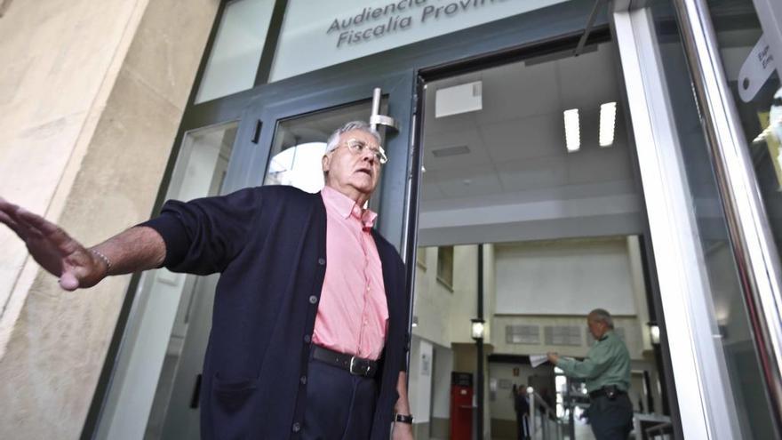 Luis Díaz Alperi a la entrada de la Audiencia