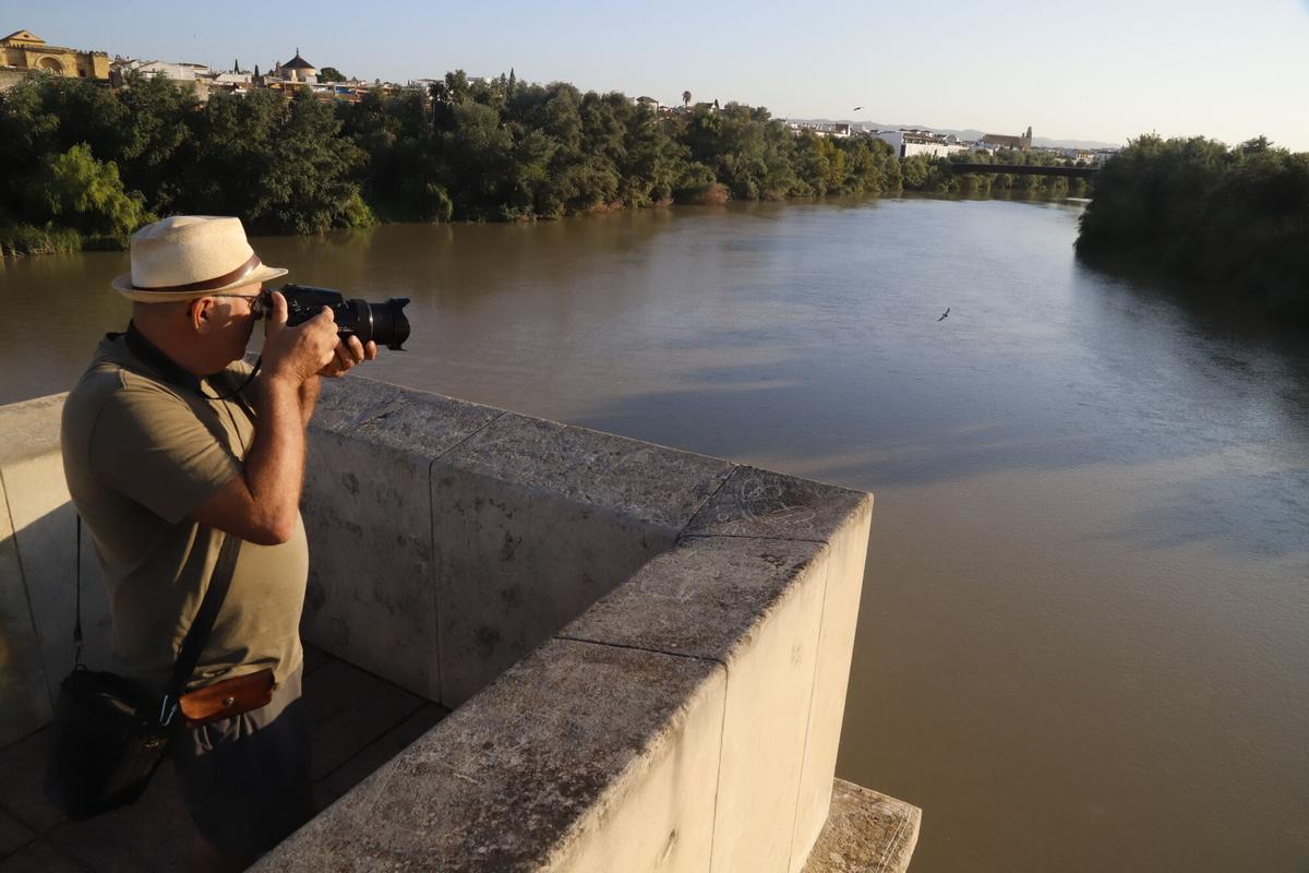 Córdoba Río Guadalquivir a su paso por el Puente Romano caudal agua