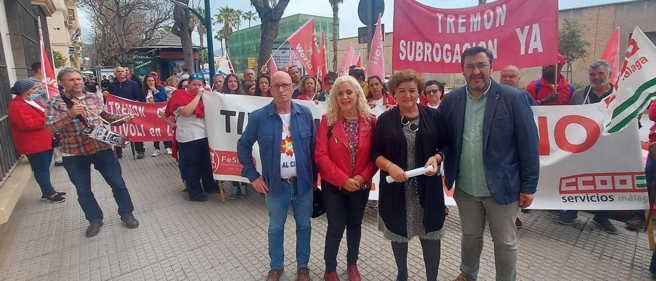 Trabajadores, sindicalistas y representantes de Unidad Podemos, a las puertas del TSJA en Málaga.