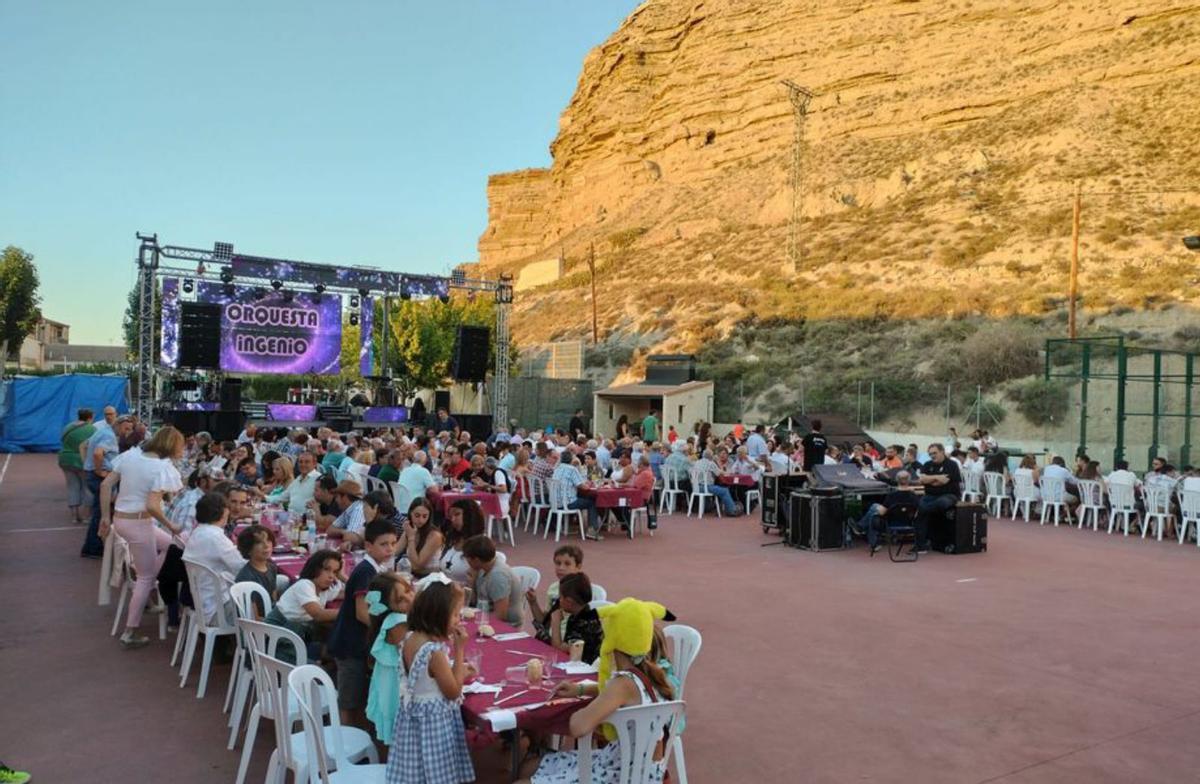 Cena popular amenizada por la orquesta Ingenio.