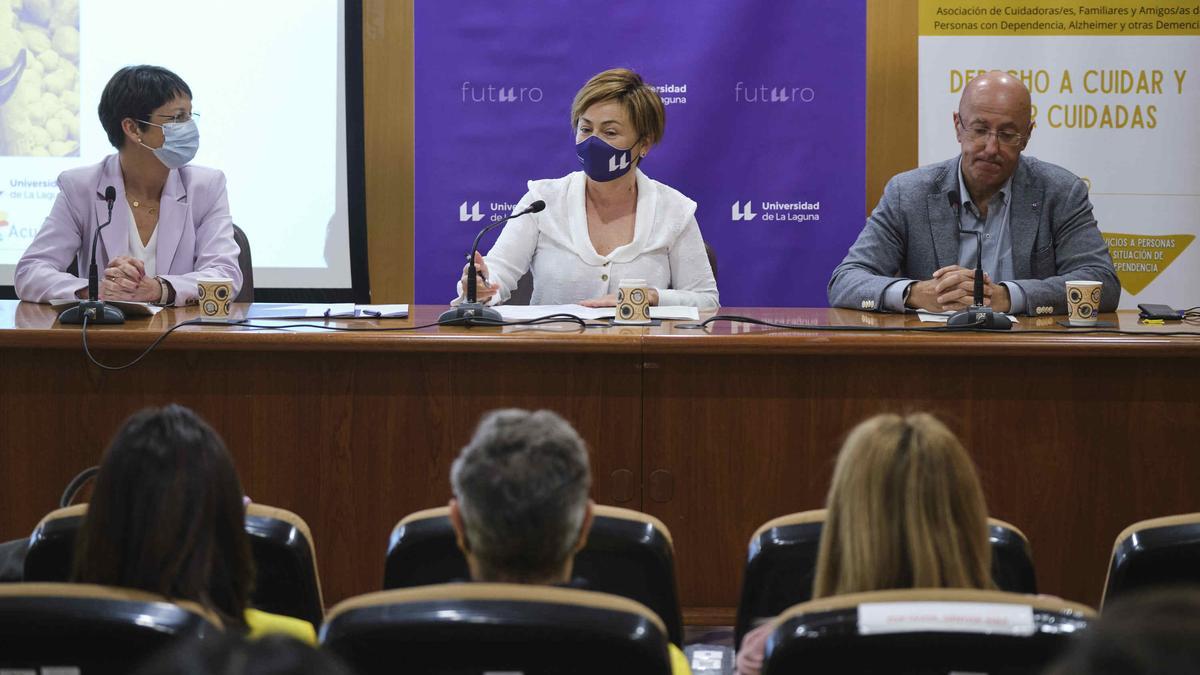 Elena Felipe, de Acufade; la rectora de la ULL, Rosa María Aguilar, y el vicerrector de Participación Social, Juan Albino.