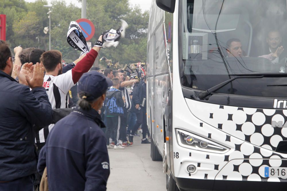 Salida del FC Cartagena desde el Cartagonova para el partido contra el Real Murcia