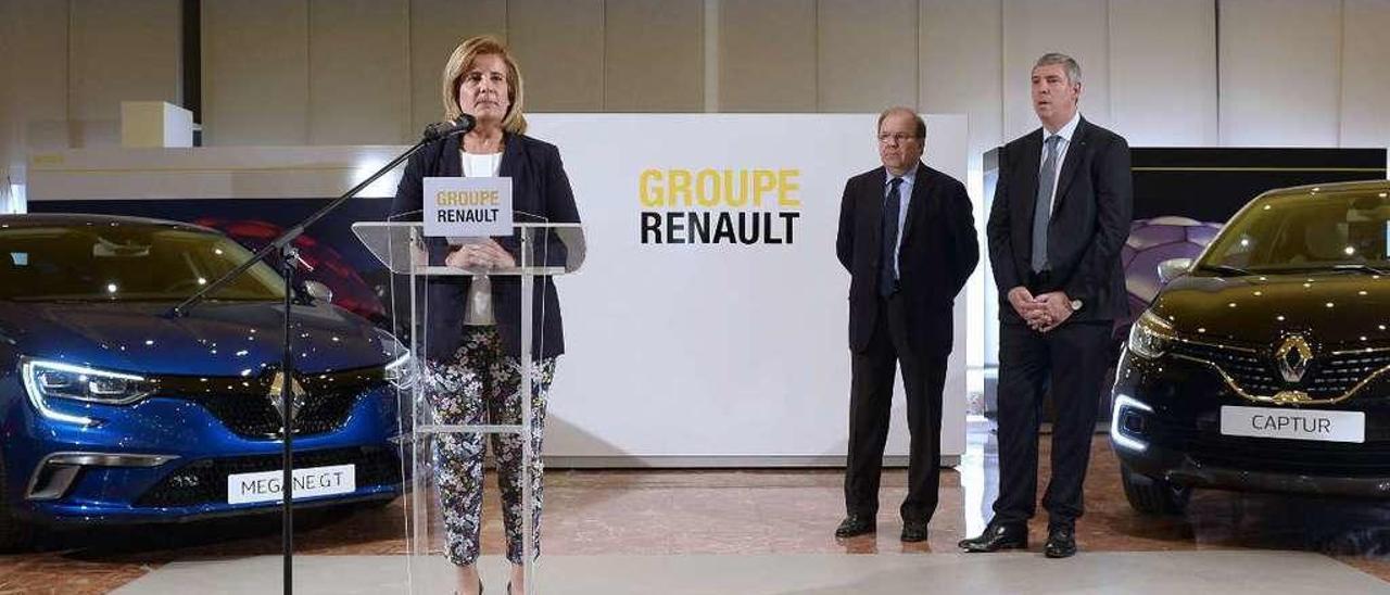 Báñez (i.), con De los Mozos (d.) y Juan Vicente Herrera, ayer, en la planta de Renault en Valladolid. // Efe