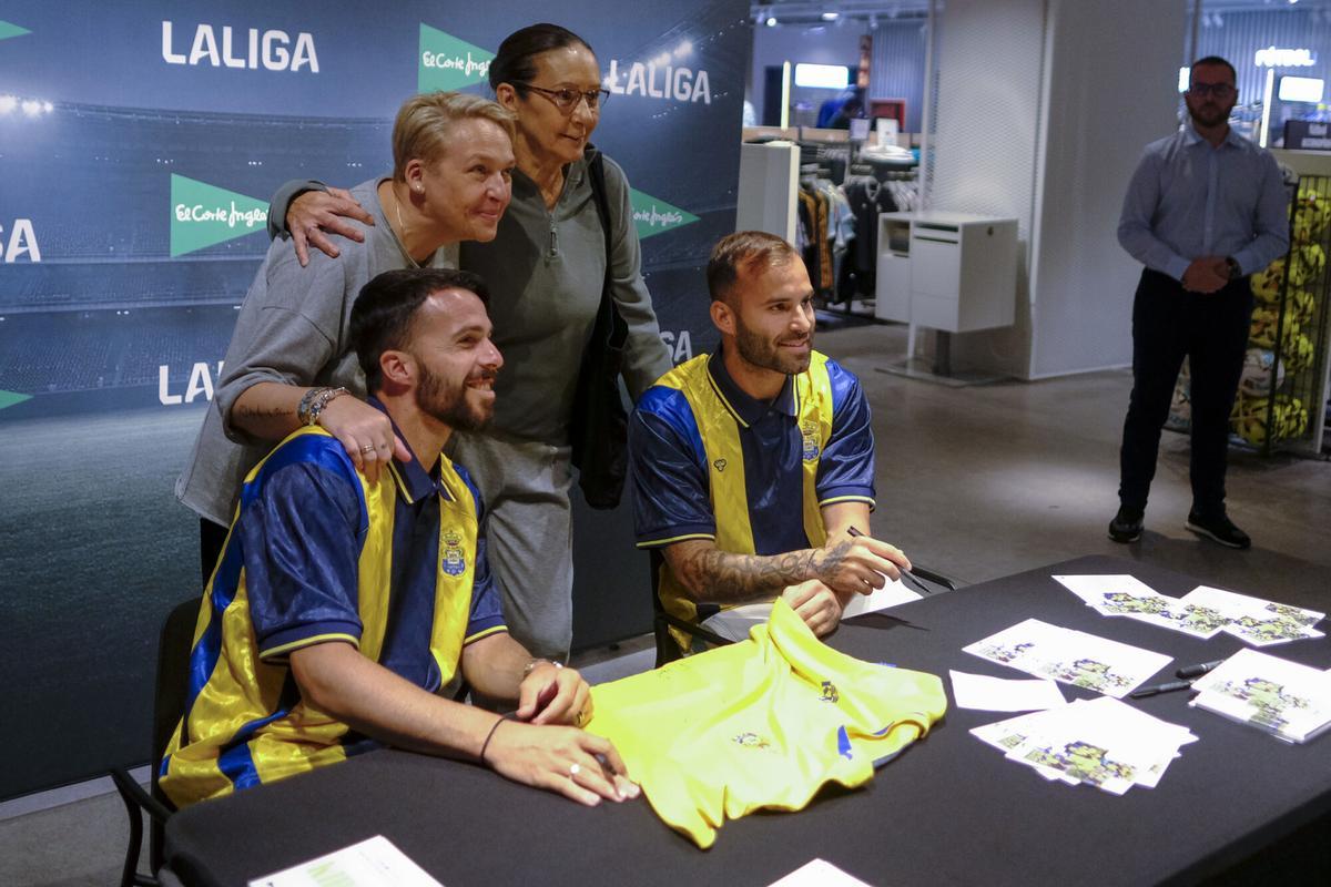 Firma de Jesé y Kirian en El Corte Inglés de Mesa y López