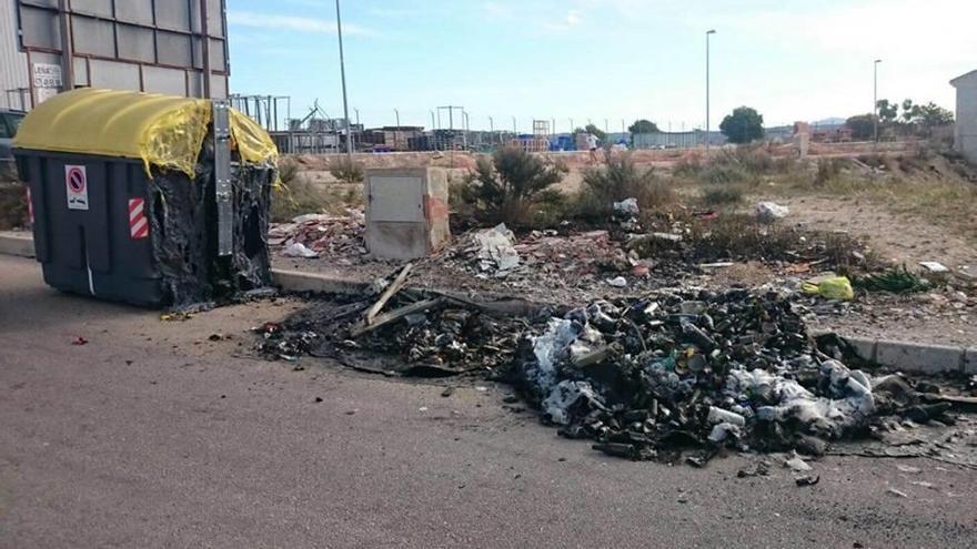 Vándalos calcinan dos contenedores en Las Torres