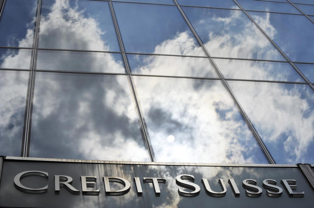 Archivo - FILED - 14 July 2010, Hessen, Frankfurt_Main: A general view of the Credit Suisse bank logo placed onto the main entrance of the banks branch in Frankfurt. Swiss bank Credit Suisse Group announced the return of Dixit Joshi to the company, who w