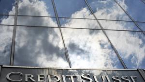 Archivo - FILED - 14 July 2010, Hessen, Frankfurt_Main: A general view of the Credit Suisse bank logo placed onto the main entrance of the banks branch in Frankfurt. Swiss bank Credit Suisse Group announced the return of Dixit Joshi to the company, who w