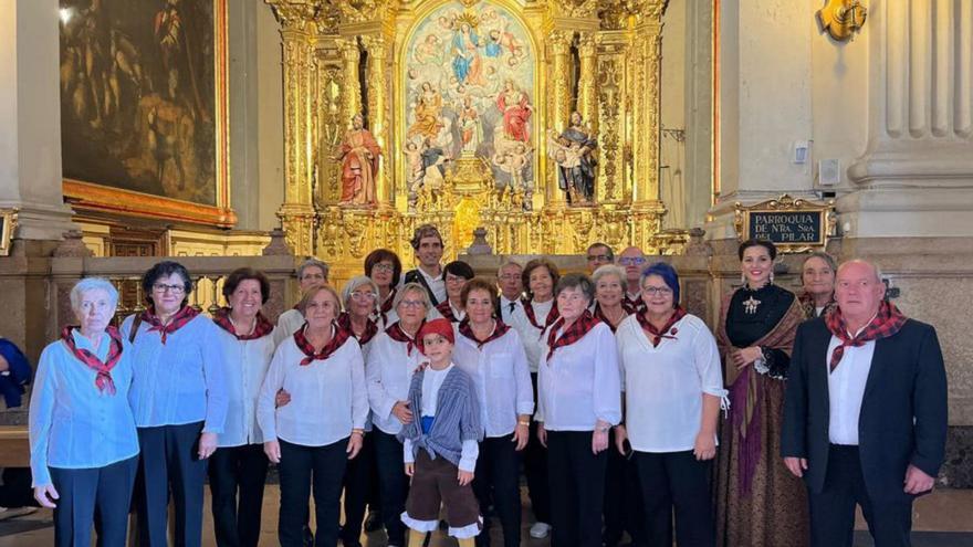 Los miembros de la agrupación en el interior de la Basílica del Pilar. | SERVICIO ESPECIAL