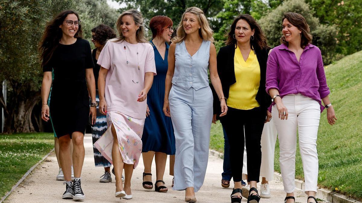 La líder de Sumar, Yolanda Díaz, con algunas candidatas de las listas electorales de su coalición.